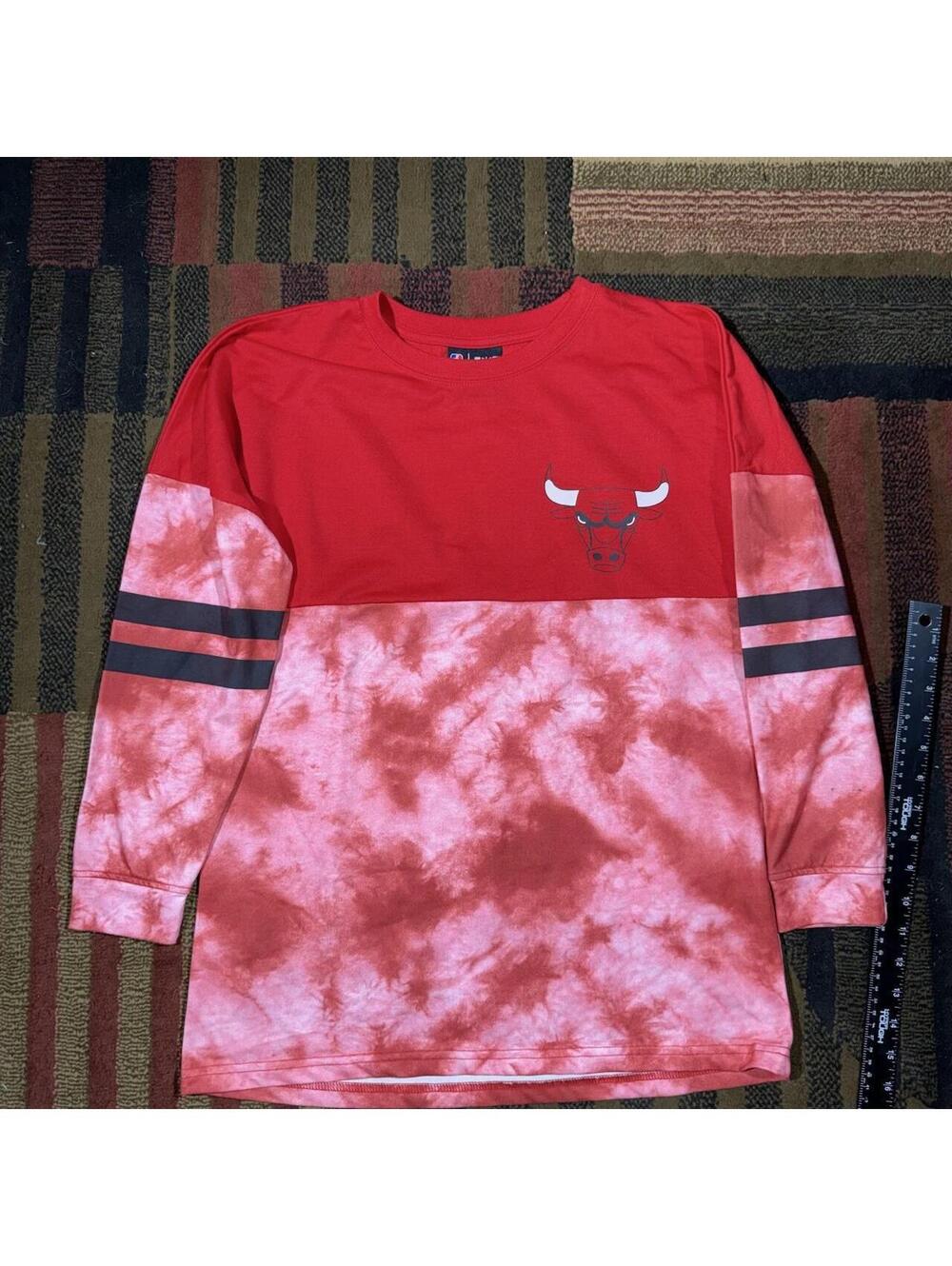 Chicago Bulls NBA long-sleeve crewneck shirt by UNK